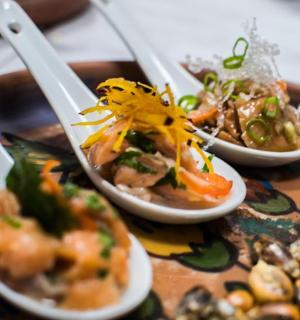 tři pokrmy s jídlem na tácu s hůlkami