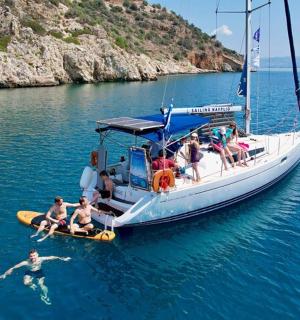 一群人在水中的船上