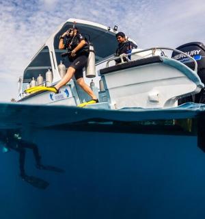 两个人在水中的船上