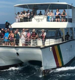 一群人在水中的船上