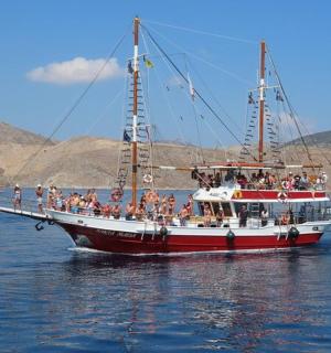 一群人在水中的船上