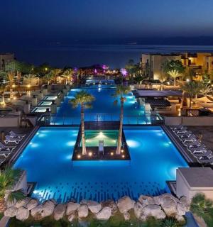 度假村游泳池的俯视图