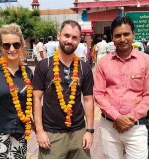 两名男子和一名女子站在街上