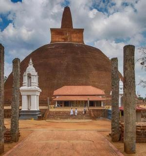 一座顶部有塔楼的大楼