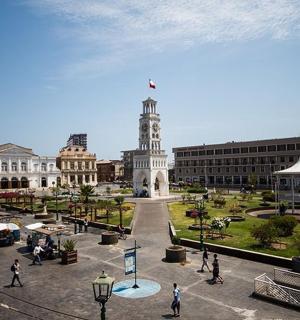 中间有一座钟楼的城市