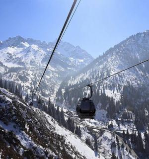 乘坐滑雪缆车越过白雪皑皑的山峰