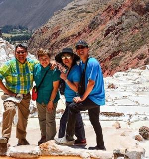 skupina lidí pózujících pro fotografii na hoře