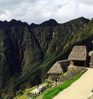 skupina lidí stojící na vrcholu hory