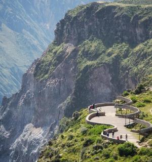 山边蜿蜒的道路