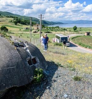 两名男子和一只狗站在路边