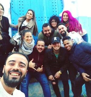 一群人摆姿势拍照