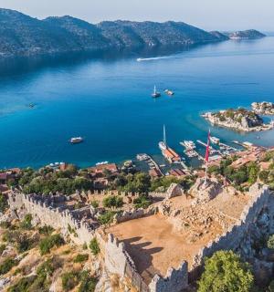 一大片水域的鸟瞰图，船上停泊着船只