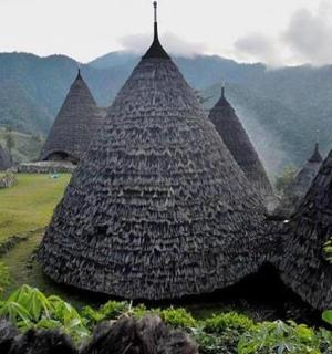 一组以山脉为背景的建筑物