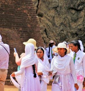 一群身着白衣的人摆姿势拍照