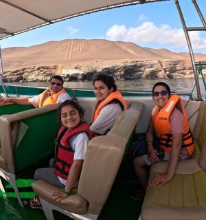 一群人坐在船尾