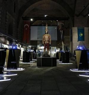 一间带有博物馆的房间，中间有一座雕像