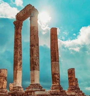 Starověký chrám se sloupy před zataženou oblohou