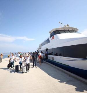 一群人站在游轮旁边