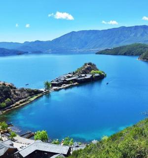 大片水域中间的岛屿