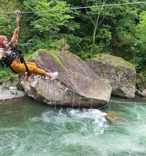 člověk skáče ze skály v řece