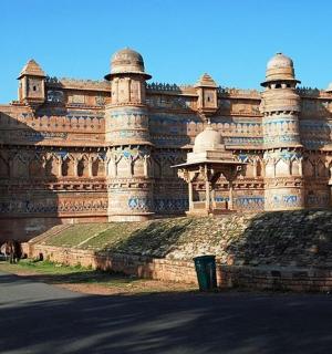 velká kamenná budova se psem před ní