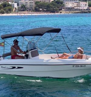 一男一女在水上的船上