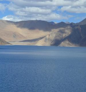 一大片水域，背景是群山