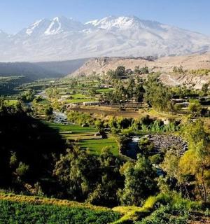 山谷景色,背景为群山