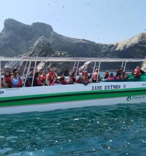 一群人在水中的船上