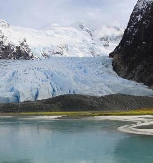 山中有一处有水体的大型冰川