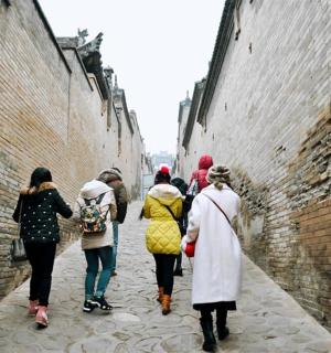 一群人走在小巷里