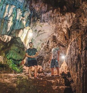 三个男人站在山洞里