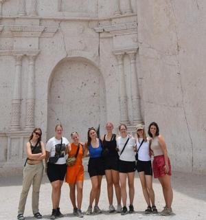 一群女子在一栋建筑前摆姿势