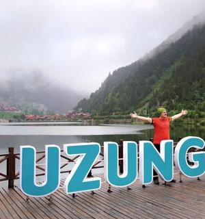 muž stojící vedle cedule s nápisem „skákání“