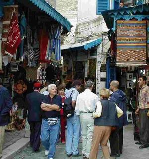 一群人在街上行走