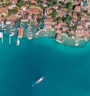 Letecký pohled na malý ostrov ve vodě