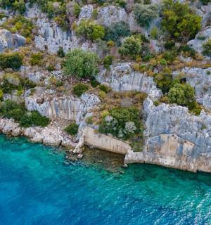Letecký pohled na pláž s modrou vodou