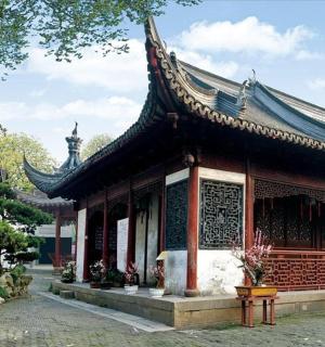 公园里有屋顶的小建筑