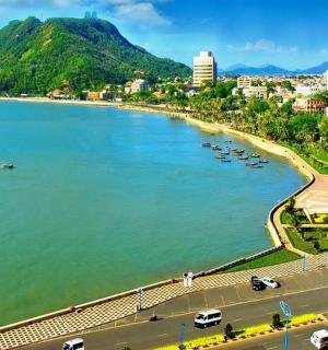 河面上停泊着船只的景色