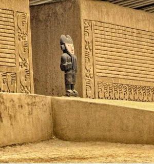 dvě sochy stojí na straně zdi