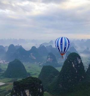 飞越山脉的热气球