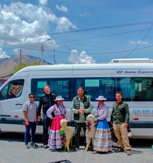 一群人站在一辆货车前