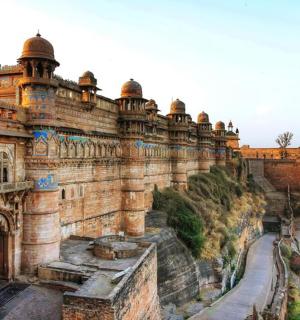 山边的一座建筑