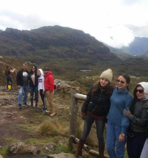 um grupo de pessoas em pé no topo de uma montanha