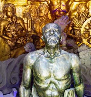 钟前的男人雕像