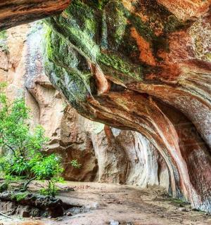 一幅描绘岩洞隧道的画