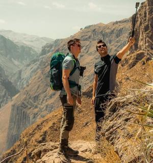 两个男人站在山边