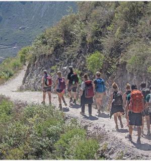 一群人沿着山路行走