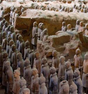 墙上的一大群雕像