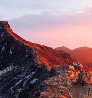 夕阳西下时的山景